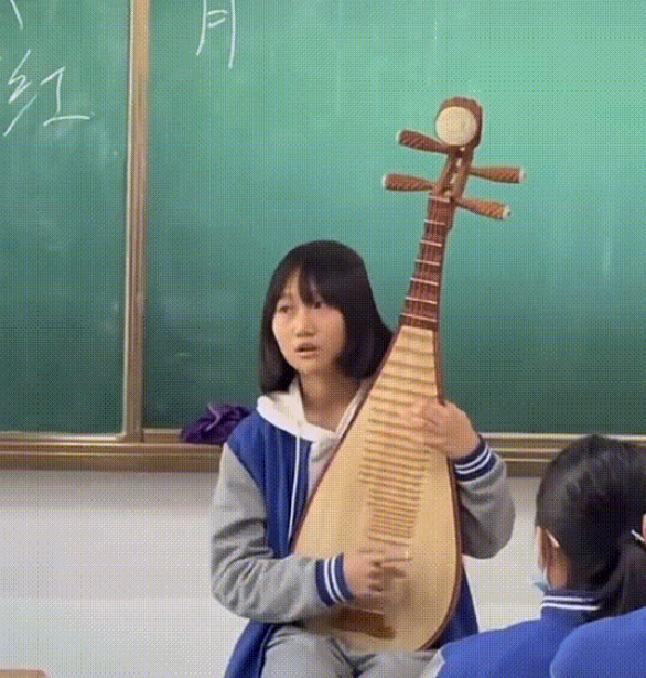 中学课堂上女生用琵琶演绎《琵琶行》，网友：早这样我能背不会？ 
