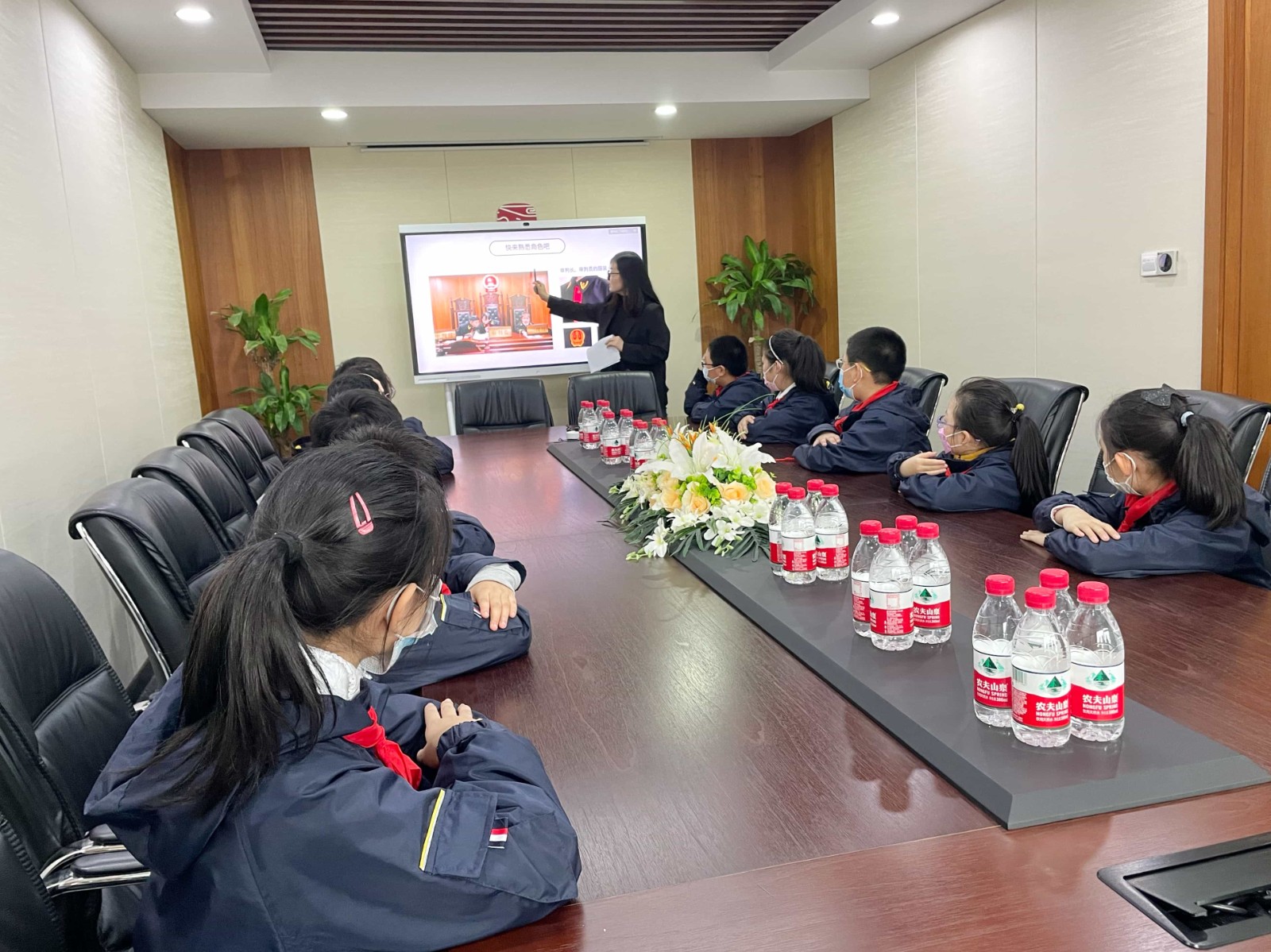 “小果仁”变身“大法官”，南京同仁小学模拟法庭正式开庭
